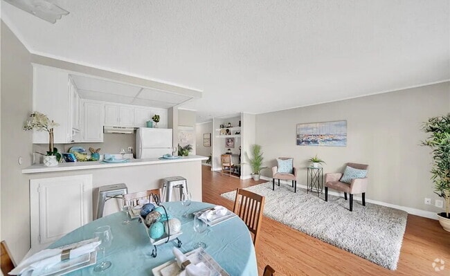 Building Photo - Welcome to this Wonderful Resort Style Con... Rental