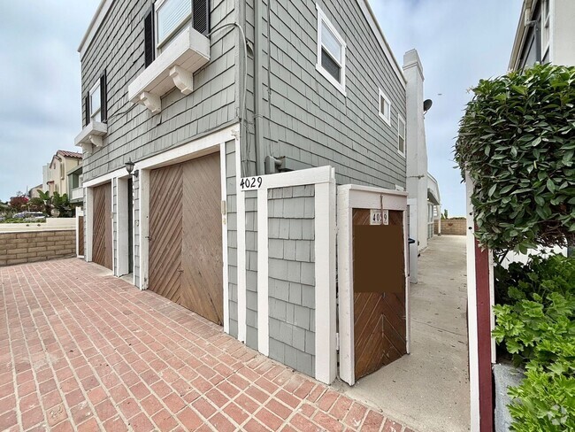 Building Photo - 4027-4029 Ocean Dr Rental
