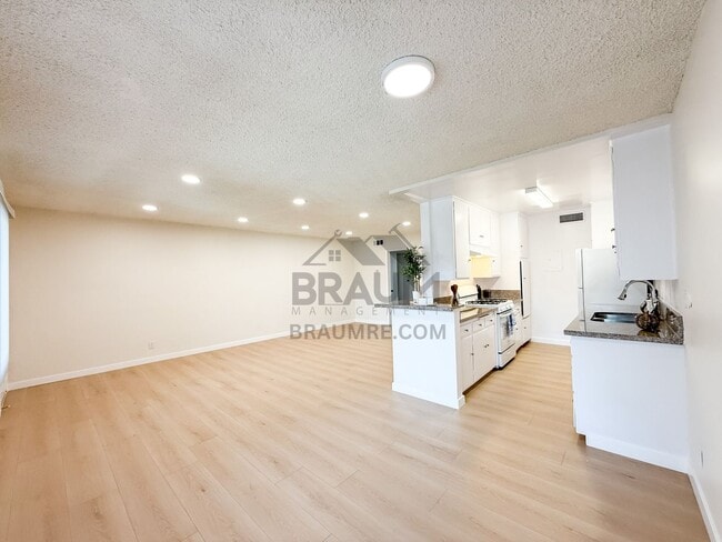 Photo - 6041 Whitsett Ave Unit 205