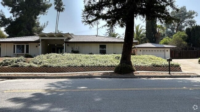 Building Photo - Beautiful 3 Bedroom 2 Bathroom Home with P...