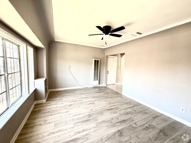 Building Photo - 532 W 77th St Rental