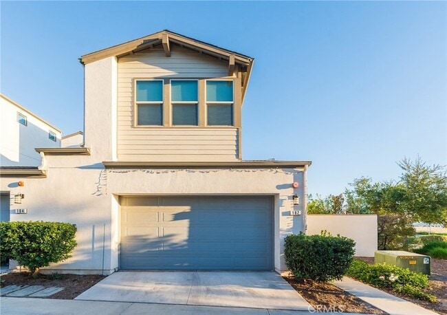 Photo - 102 Spectacle