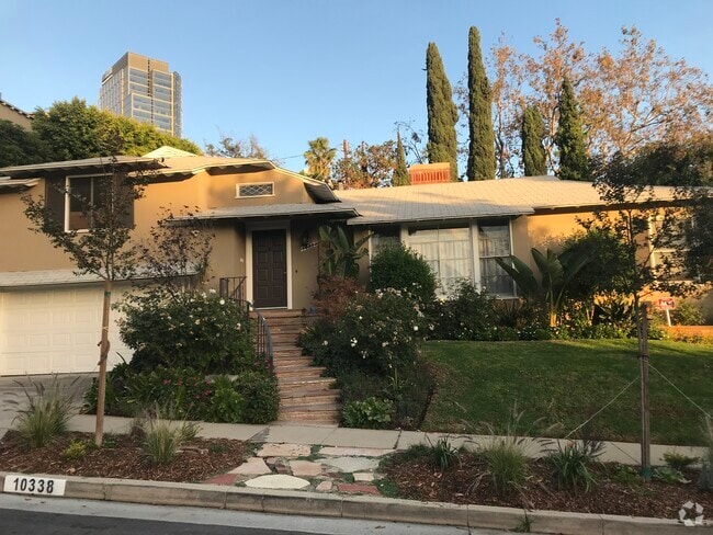 Building Photo - 10338 La Grange Ave Rental