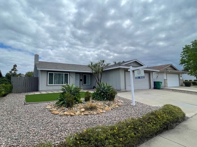 Building Photo - Upgraded 3 Bed, 2 Bath with large family room!