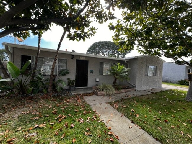 Building Photo - Large, Single Family 3 Bed, 1 Bath in North Clairemont w/ Spacious Backyard!