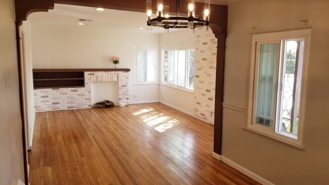 Building Photo - 6228 Cahuenga Blvd