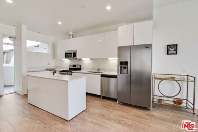 Photo - 1038 S Mariposa Ave Unit 308