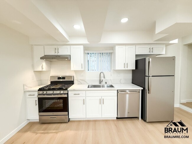 Photo - 15634 Leadwell St Unit 15