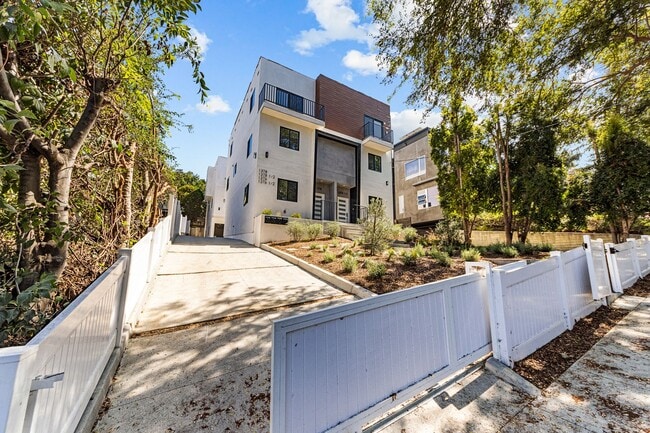 Building Photo - 1376 Edgecliffe Dr Unit #1378 3/4