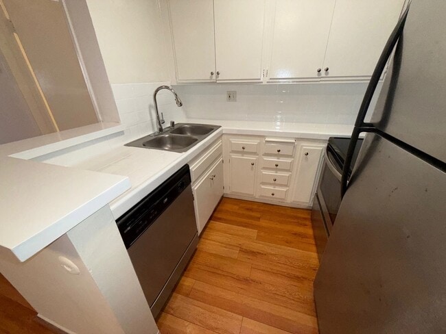 Building Photo - 10760 Rose Ave Unit 218