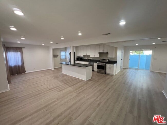 Photo - 10745 Saticoy St