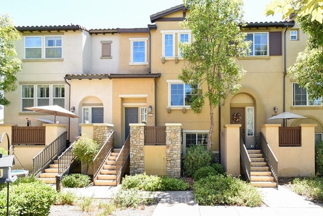 Building Photo - Beautiful 4 Bed, 3.5 Bath Townhouse