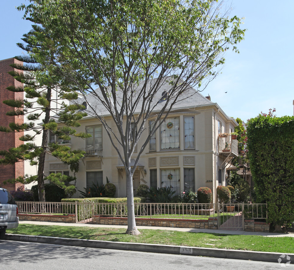 Photo - 352-354 S Reeves Dr Apartments