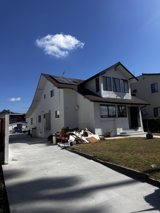 Duplex (upstairs unit) - 349 W Lomita Ave Unit Upstairs duplex