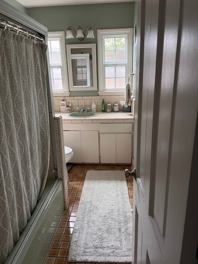 Shared Bath - 504 Douglas Ave House