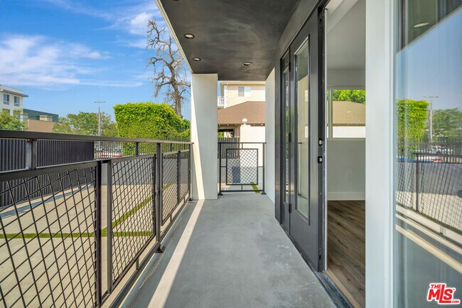 Photo - 11611 Burbank Blvd