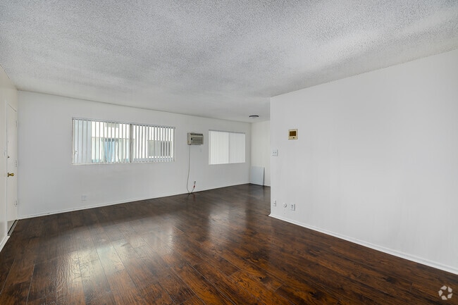 2BR, 2BA - 900SF - Living Room - 740 S. St. Andrews Place