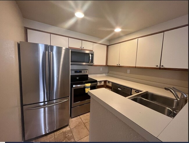 Building Photo - Gorgeous 2BR/2.5BA Condo in University City/Golden Triangle