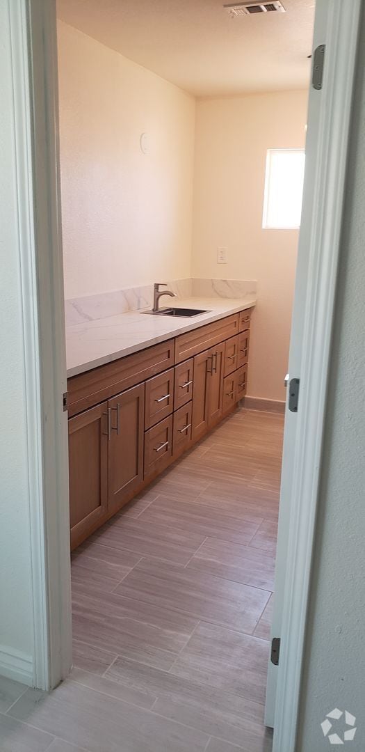 Building Photo - 202 Seventh St Rental