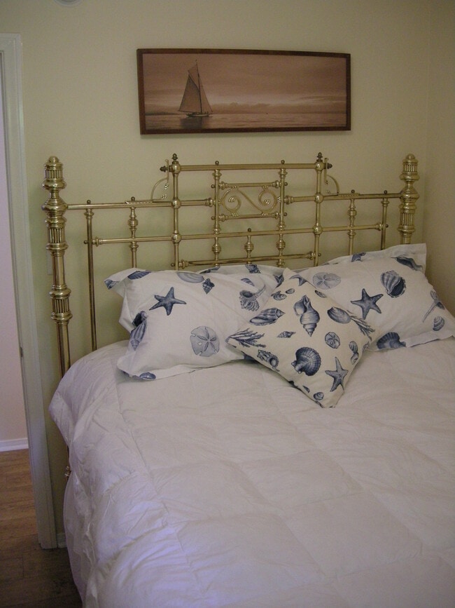1880 Victorian Queen Bed - 2321 2nd St Unit #2