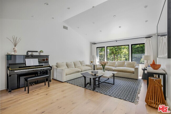 Photo - 521 Loring Ave