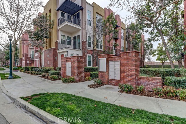 Photo - 706 W 1st St Condo