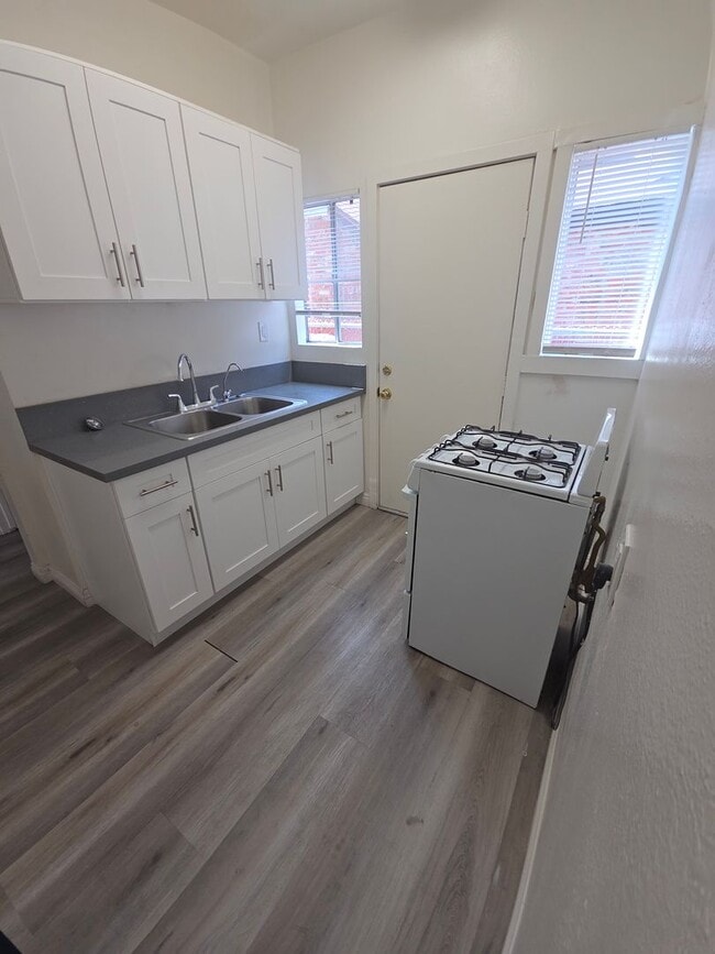 Building Photo - spacious Unit 9