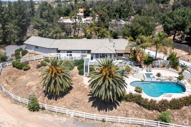 Building Photo - RANCH STYLE POOL HOME ON 2+ ACRES IN THE H...