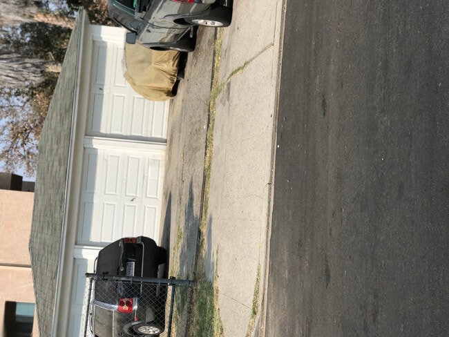 Private Garage - 6906 Woodley Ave Unit a