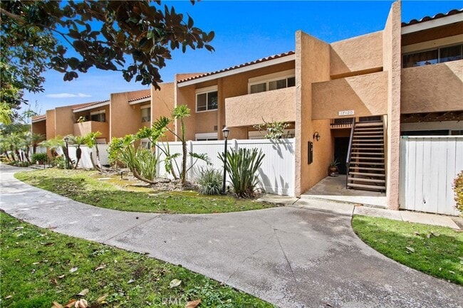 Building Photo - 1001 W MacArthur Blvd Unit 20 Rental