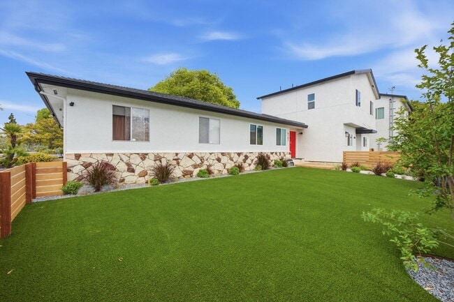 Building Photo - Central air conditioning!