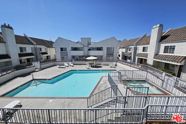 Building Photo - 618 N Howard St Unit 241