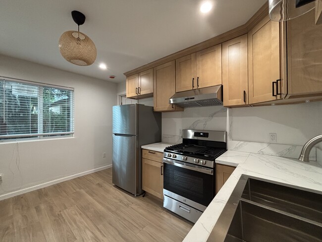 Kitchen/Appliances - 860 N Mar Vista Ave Rental