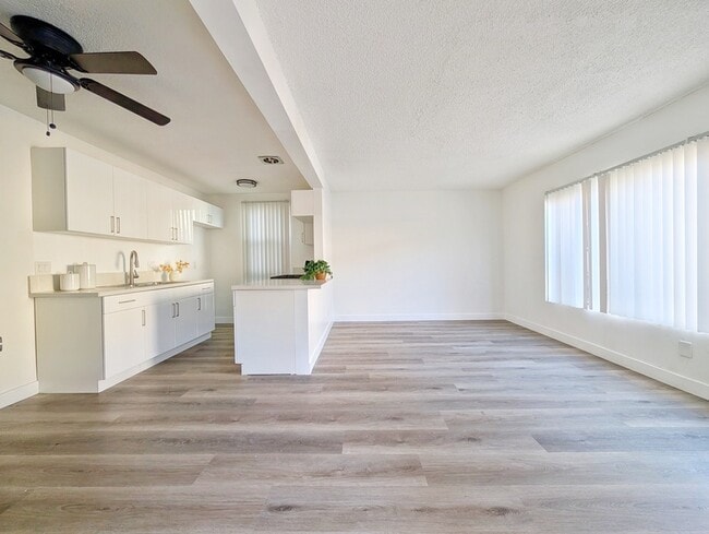 Building Photo - 1818 W Sumac Ln Unit 1b