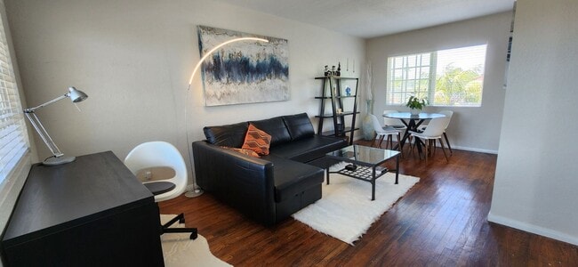 Photo - Kensington: Renovated Spacious Residence: Cook's kitchen, Includes parking Unit 4150 Monroe- 4148-1/2
