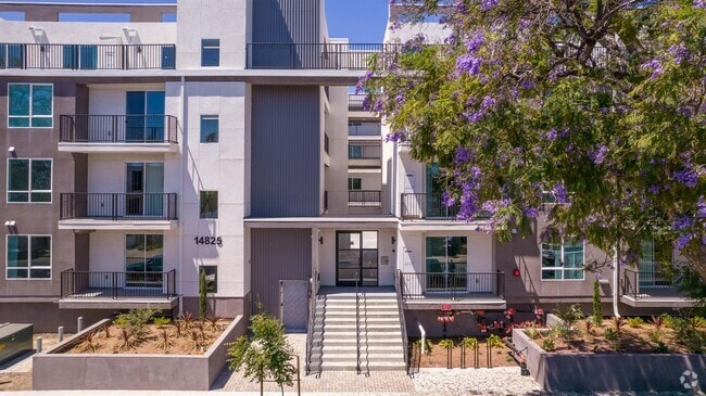 Building Photo - 14825 Delano St Unit 207 Rental