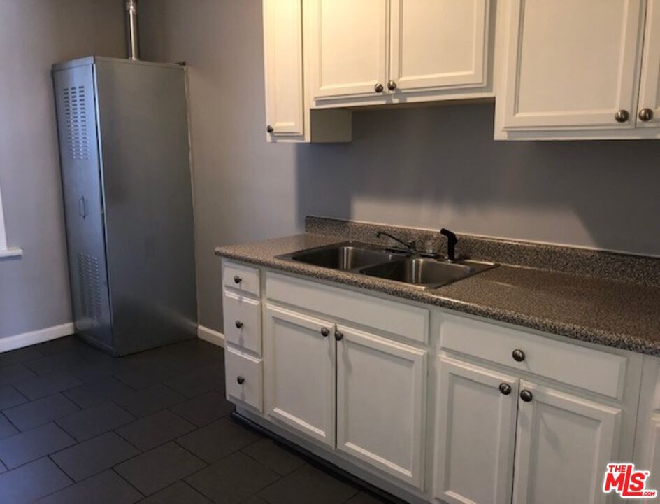 Photo - 945 E Jefferson Blvd