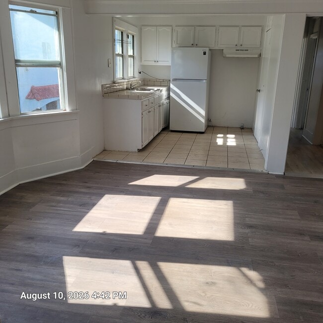 Building Photo - 833 W 42nd Pl Unit 835 1/2 W. 42nd Place