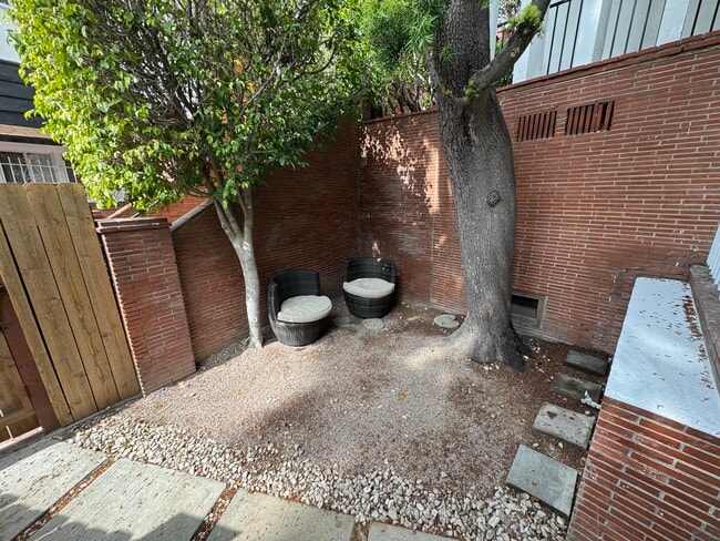 Big private patio . Great for dogs - 1320 S Beverly Glen Blvd Unit 1314