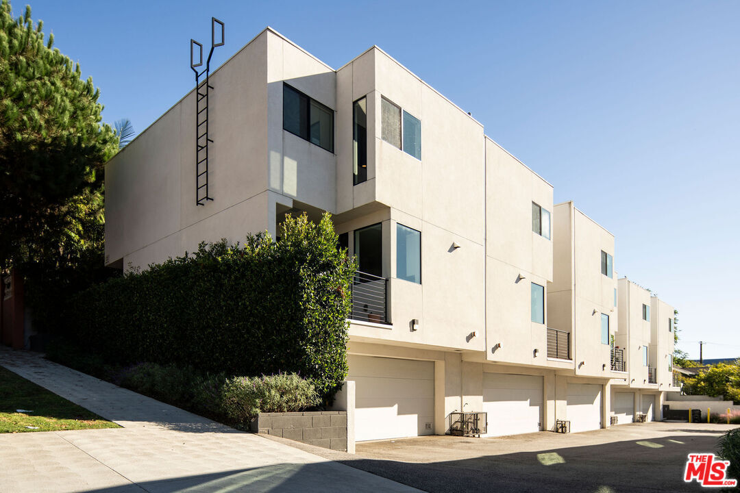 Photo - 2150 Clifford St