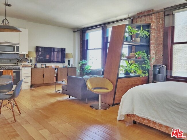Building Photo - 460 S Spring St Unit 908
