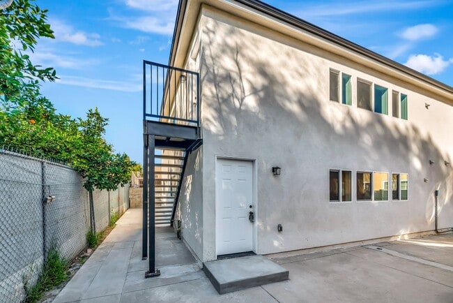 Building Photo - 11845 Hamlin St Unit Downstairs ADU