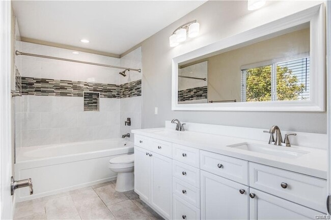Building Photo - 2528 Plaza del Amo
