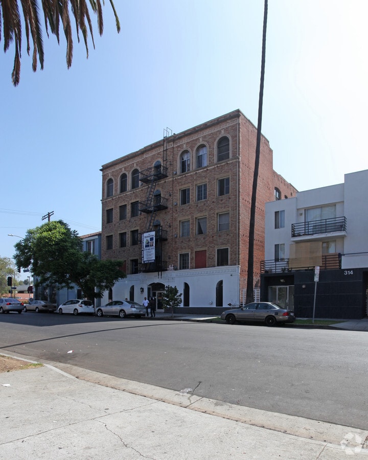 Primary Photo - 304 S Manhattan Pl