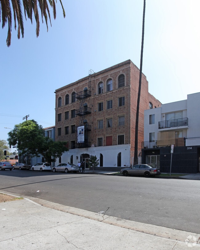 Building Photo - 304 S Manhattan Pl