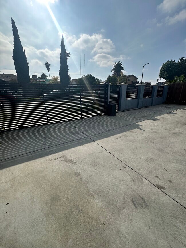 Photo - 731 W 99th St