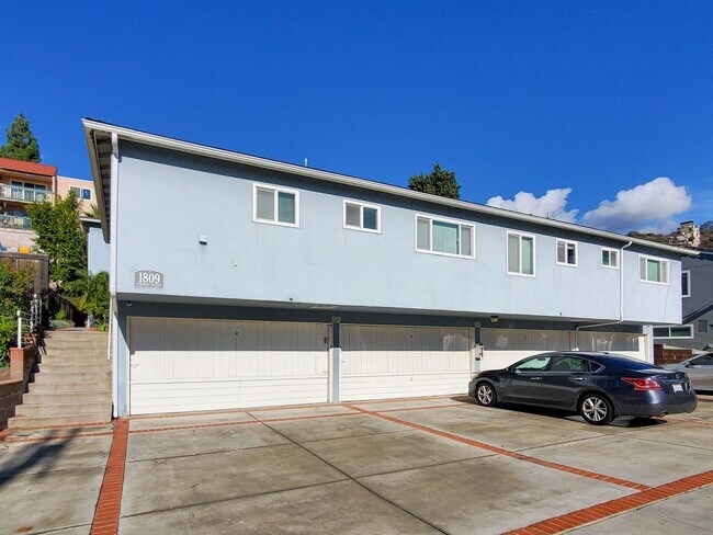 Building Photo - Spacious 2BR Apartment in North Glendale | Hardwood Floor, Garage Parking & Central A/C Unit #5