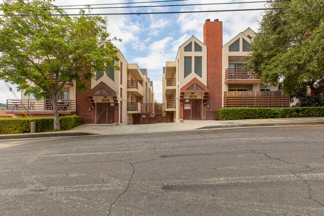 Building Photo - 10119 Pinewood Ave Unit 207