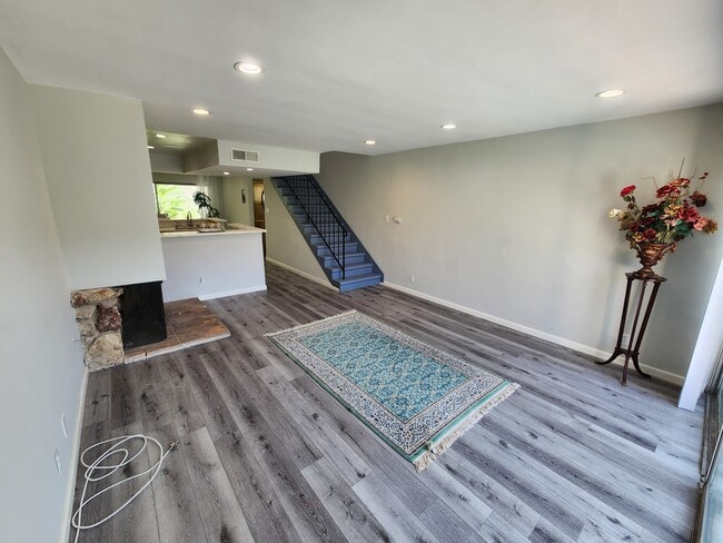 Building Photo - 12744 Moorpark St Unit 3