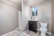 2BR, 1BA - 515SF - Bathroom - 1819 Workman St